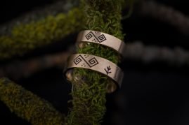 vestuviniai žiedai su baltų simboliais